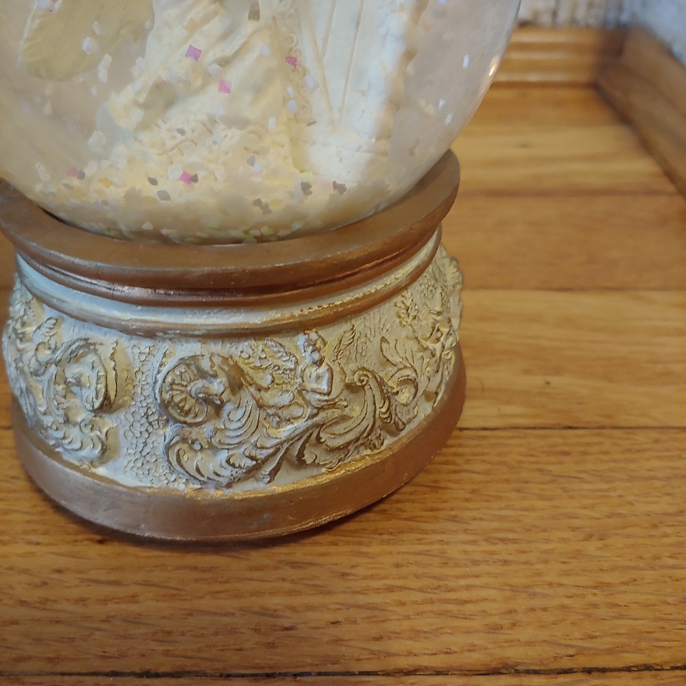 Angel water globe music box - Picture 6 of 10